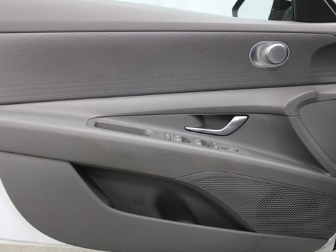 Used 2022 Hyundai Elantra SEL FWD image 12