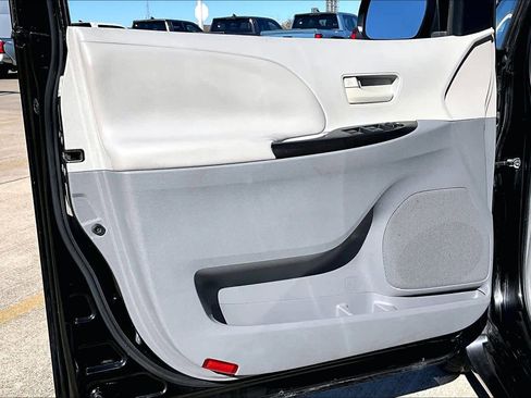 Used 2011 Toyota Sienna LE image 22