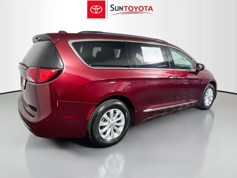 Used 2017 Chrysler Pacifica Touring-L FWD image 4