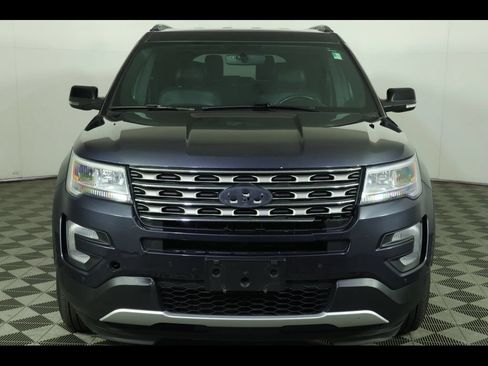 Used 2017 Ford Explorer XLT w/ Equipment Group 202A AWD/4WD image 5