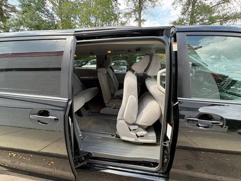 Used 2015 Toyota Sienna LE FWD image 25