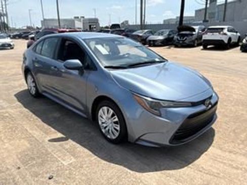Used 2024 Toyota Corolla LE FWD image 2