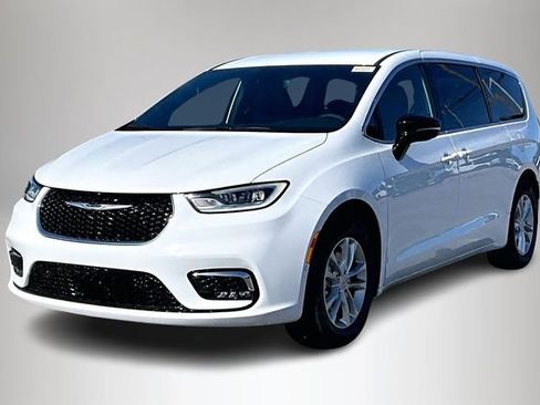 New 2026 Chrysler Pacifica Select image 3