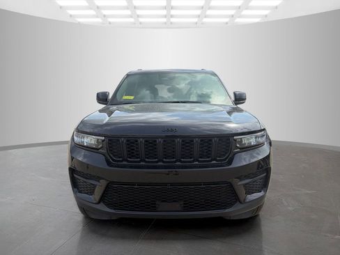 Used 2024 Jeep Grand Cherokee Altitude AWD/4WD image 9