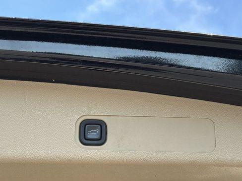 Used 2012 Chevrolet Suburban LTZ RWD image 29