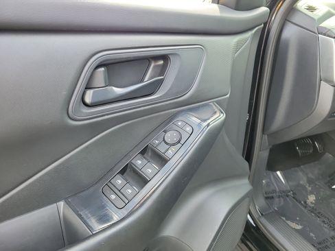 Used 2024 Nissan Rogue S AWD/4WD image 18