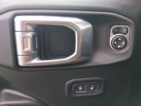 Used 2025 Jeep Gladiator Rubicon w/ Technology Group image 16