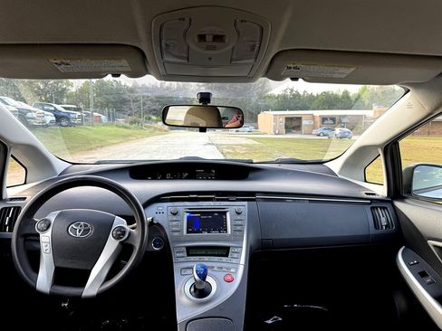 Used 2014 Toyota Prius Two image 12