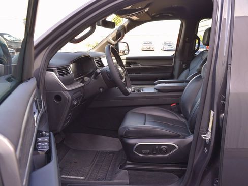 Used 2024 Jeep Wagoneer L Series III w/ Flexible Seating Group image 31