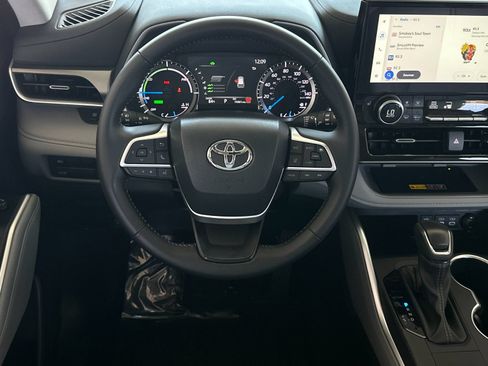 Used 2025 Toyota Highlander XLE AWD/4WD image 13