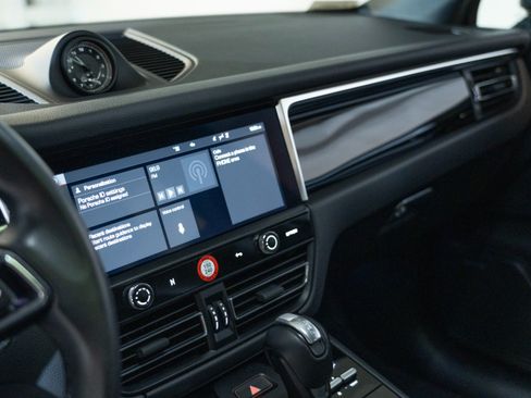 Certified 2024 Porsche Macan AWD/4WD image 21
