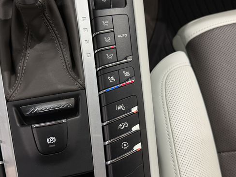 Certified 2021 Porsche Macan Turbo AWD/4WD image 41