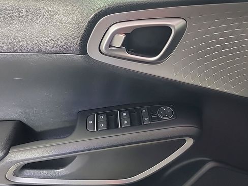 Used 2023 Kia Soul LX w/ LX Technology Package FWD image 34