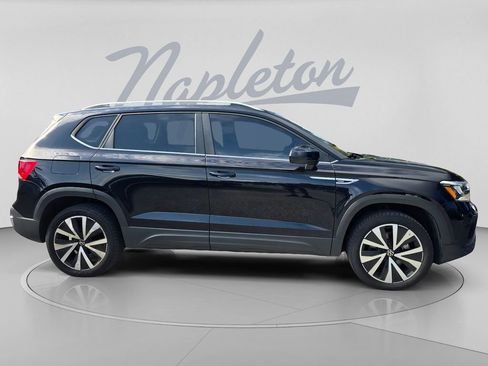 Certified 2024 Volkswagen Taos SE FWD image 3