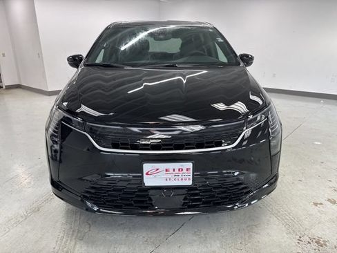 New 2027 Chrysler Pacifica Limited AWD/4WD image 2