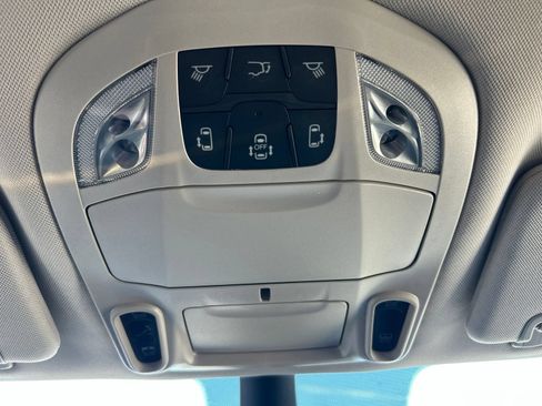 Used 2023 Chrysler Pacifica Limited AWD/4WD image 34