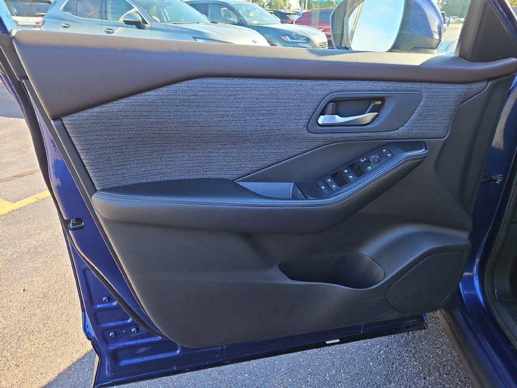 Used 2023 Nissan Rogue SV AWD/4WD image 22