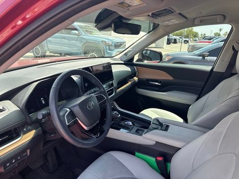 Used 2025 Toyota Grand Highlander AWD Hybrid image 10