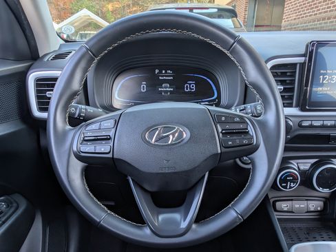 Used 2024 Hyundai Venue Limited image 22