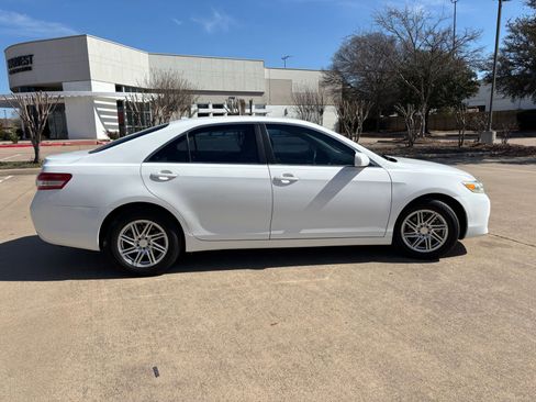 Used 2010 Toyota Camry LE image 4