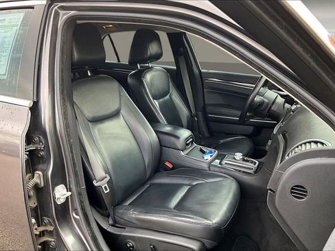 Used 2016 Chrysler 300 Limited w/ Driver Convenience Group image 28