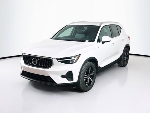 Used 2025 Volvo XC40 B5 Core image 3