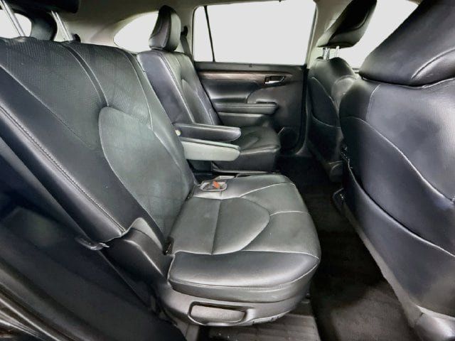 Used 2023 Toyota Highlander Platinum FWD image 28