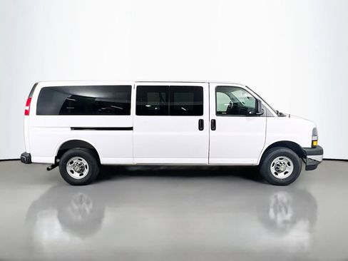 Certified 2025 Chevrolet Express 3500 LT w/ LT Preferred Equipment Group RWD image 4
