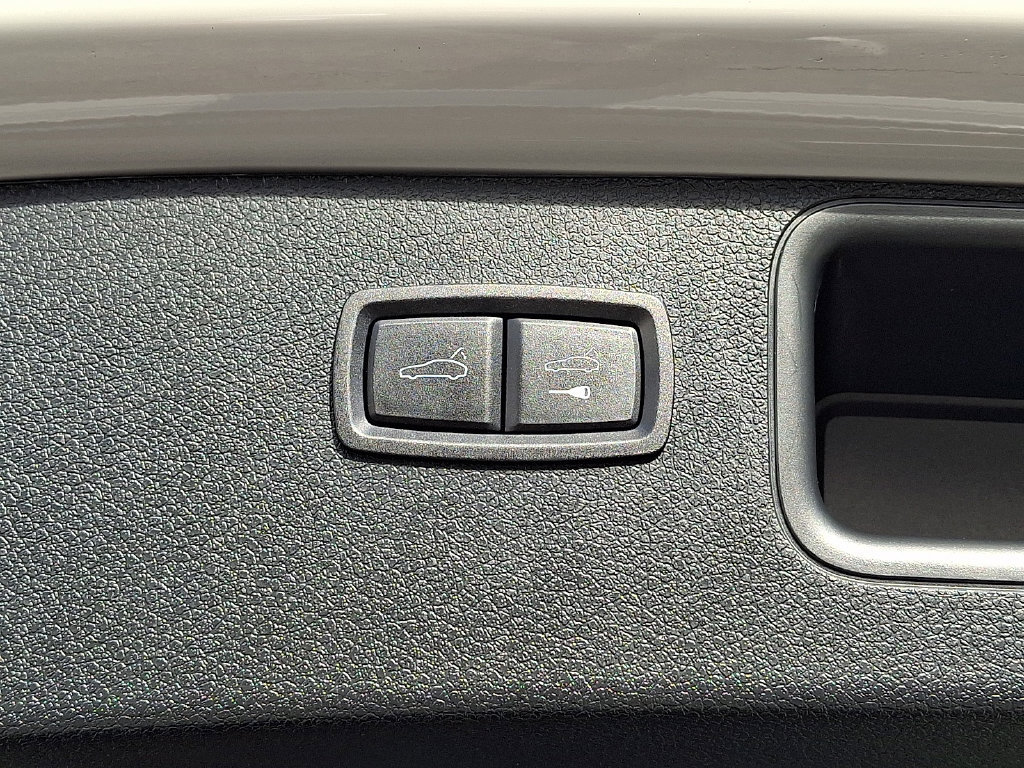 Used 2024 Porsche Macan AWD/4WD image 31