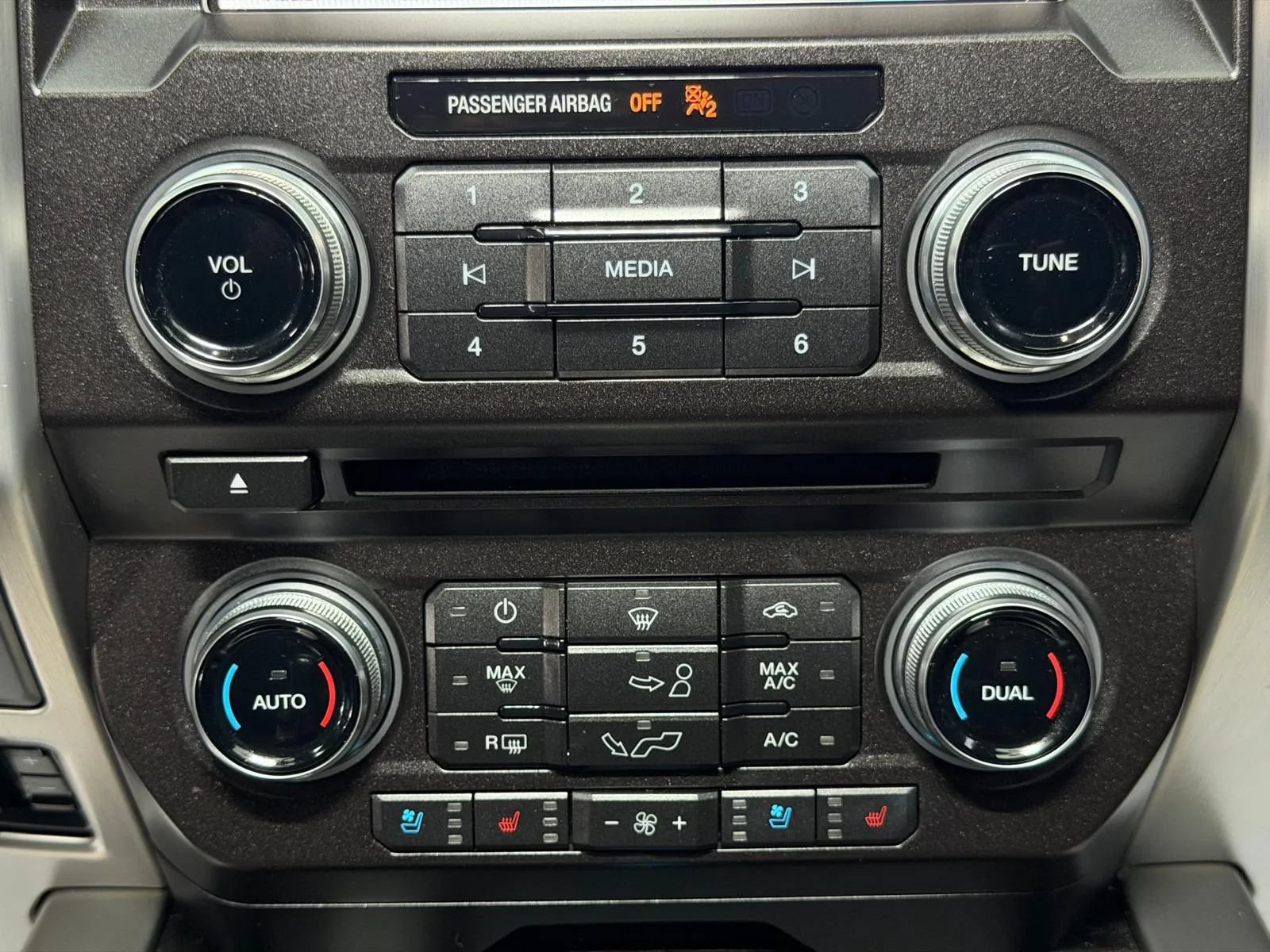 Used 2018 Ford F150 Platinum w/ Equipment Group 701A Luxury AWD/4WD image 39