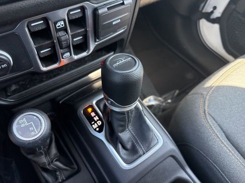 Used 2025 Jeep Gladiator Sport AWD/4WD image 16