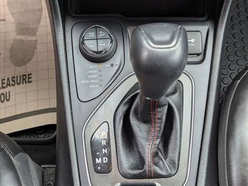 Used 2020 Jeep Cherokee Trailhawk image 12