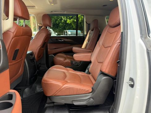 Used 2016 Cadillac Escalade ESV Luxury AWD/4WD image 12