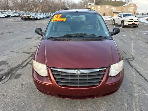 Used 2007 Chrysler Town & Country Touring image 3