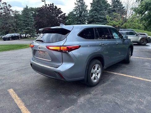 Used 2020 Toyota Highlander LE AWD/4WD image 3