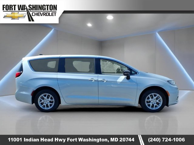 Used 2024 Chrysler Pacifica Touring-L FWD image 2