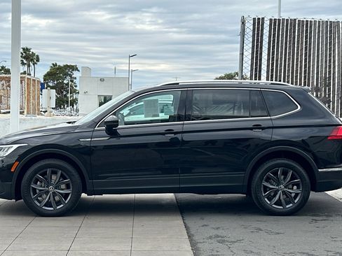 Used 2022 Volkswagen Tiguan SE w/ Panoramic Sunroof Package image 8