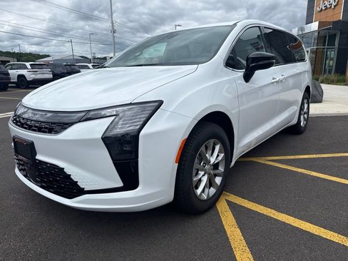New 2027 Chrysler Pacifica Select AWD/4WD image 3