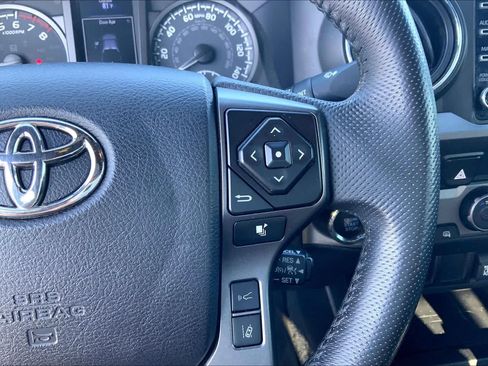 Used 2022 Toyota Tacoma TRD Off-Road AWD/4WD image 25