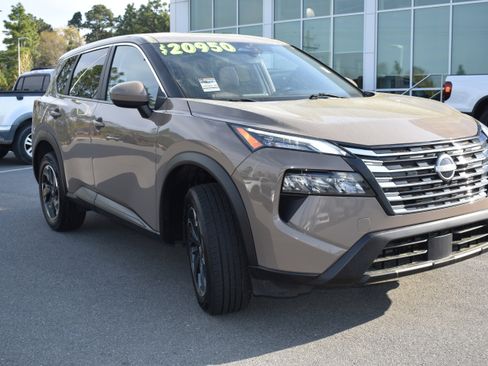 Used 2024 Nissan Rogue SV image 3