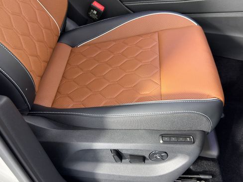 Used 2025 Volkswagen Tiguan SEL R-Line image 11