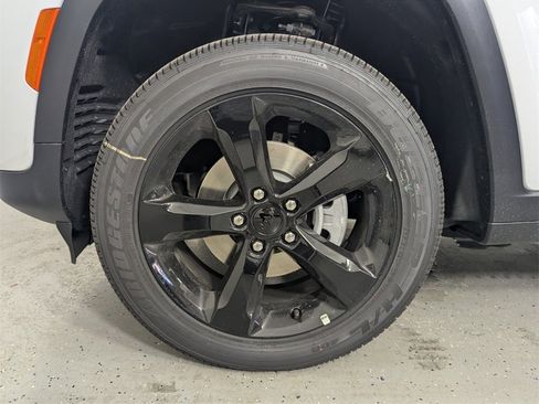 New 2025 Jeep Grand Cherokee Altitude image 9