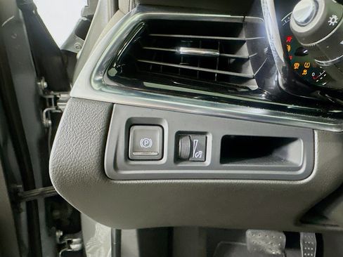 Used 2025 Cadillac XT6 Premium Luxury image 17