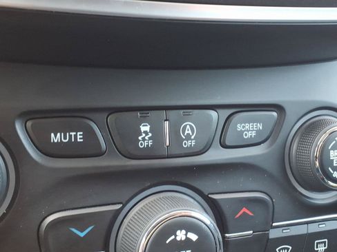 Used 2020 Jeep Cherokee Trailhawk w/ Cold Weather Group AWD/4WD image 18