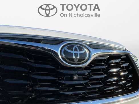 Used 2021 Toyota Highlander Limited image 10