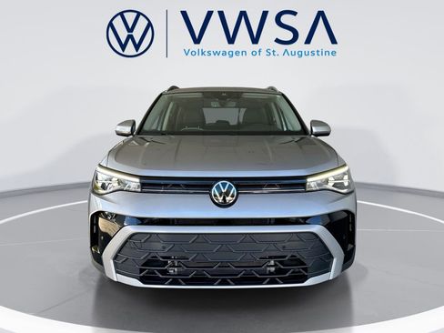 Certified 2025 Volkswagen Taos SE image 2