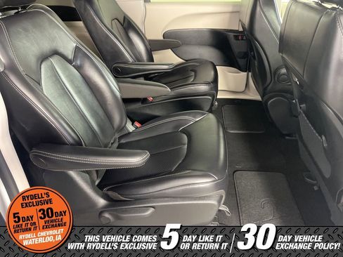 Used 2023 Chrysler Pacifica Touring-L FWD image 19