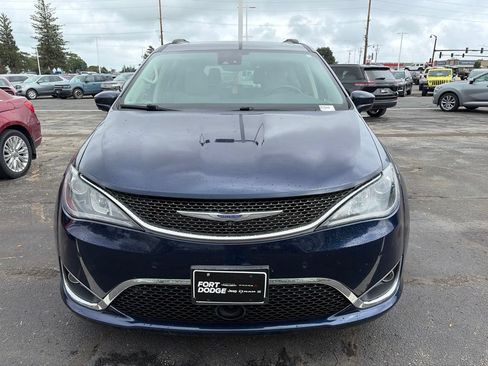 Used 2020 Chrysler Pacifica Touring-L Plus FWD image 9