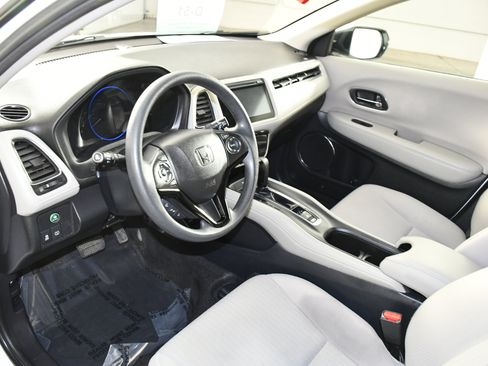 Used 2018 Honda HR-V EX image 2