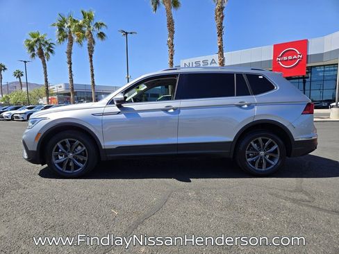 Used 2023 Volkswagen Tiguan SE w/ Panoramic Sunroof Package FWD image 3